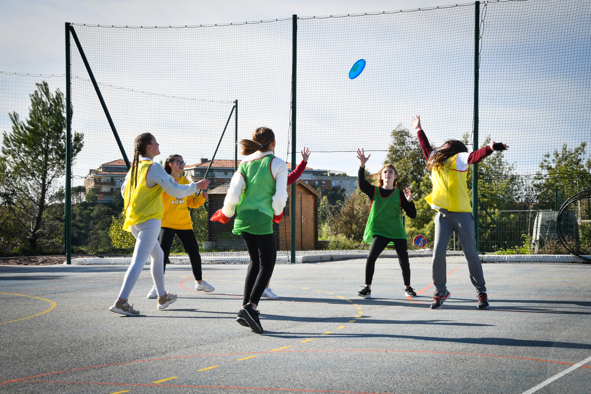 El&egrave;ves sur un terrain de sport